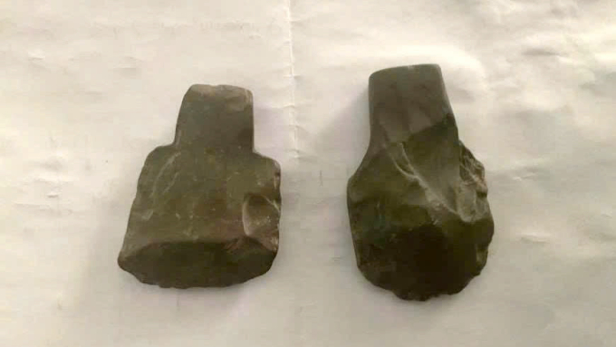 Hai rìu được ông Howard Limbert, trưởng đoàn chuyên gia thám hiểm hang động người Anh tặng cho bảo tàng Quảng Trị. Ảnh: Phúc Hoàng