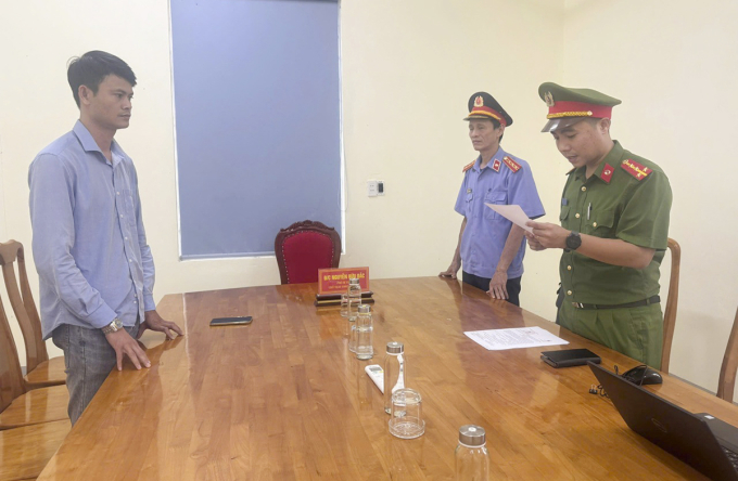 Cơ quan cảnh sát điều tra tống đạt quyết định khởi tố vụ án, khởi tố bị can đối với Nguyễn Sơn Tùng. Ảnh: Công an tỉnh Quảng Trị