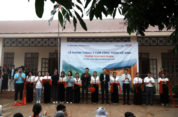 Đại diện đoàn tài trợ cùng lãnh đạo địa phương, nhà trường khánh thành công trình mới.