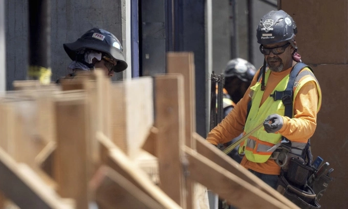 Công nhân làm việc tại một công trường xây dựng ở Los Angeles, California, hồi tháng 7/2024. Ảnh: Reuters