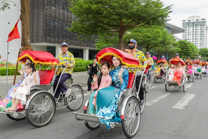Đoàn xích lô diễu hành trên đường Trần Phú, trước Trung tâm hành chính TP Đà Nẵng. Ảnh: Triều Phạm