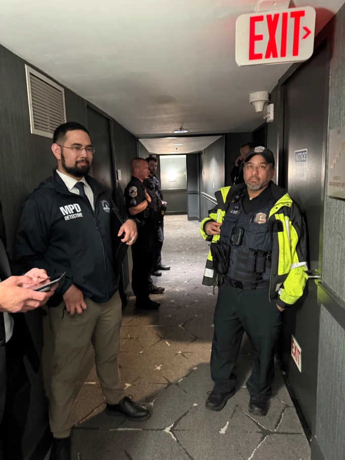 Nhân viên an ninh Mỹ chặn lại Dougherty khi ông định quay về phòng 10235. Ảnh: Daily Beast