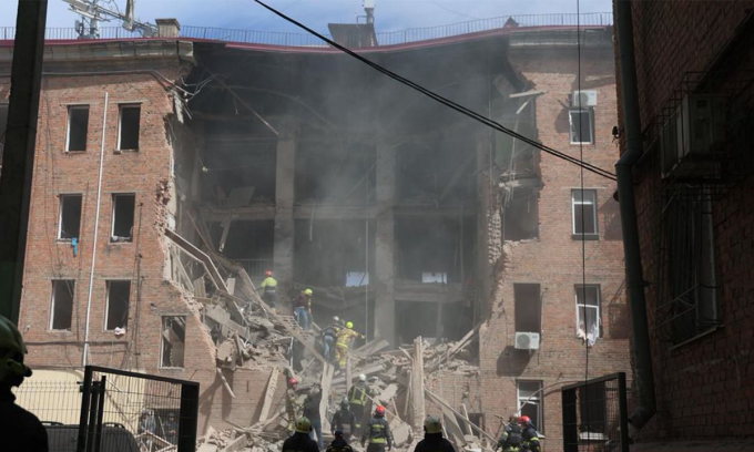 Lực lượng cứu hộ cứu nạn dọn dẹp đống đổ nát tại một tòa nhà ở Dnipro sau đòn tập kích của Nga hôm 25/4. Ảnh: SES