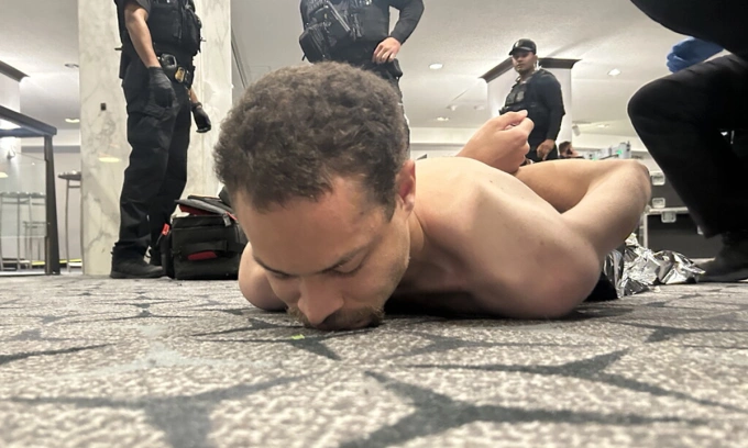 Nghi phạm bị khống chế tại khách sạn Washington Hilton hôm 25/4. Ảnh: Truth Social/realDonaldTrump
