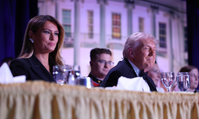 Tổng thống Mỹ Donald Trump và Đệ nhất phu nhân Melania tại phòng khiêu vũ ở khách sạn Washington Hilton hôm 25/4. Ảnh: AP