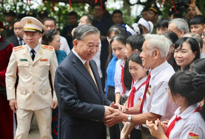 Tổng Bí thư, Chủ tịch nước Tô Lâm thăm hỏi người già, trẻ nhỏ tại Đền Hùng. Ảnh: Giang Huy