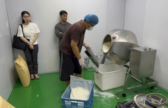 Một quy trình sản xuất thực phẩm chức năng. Ảnh: Công an TP HCM