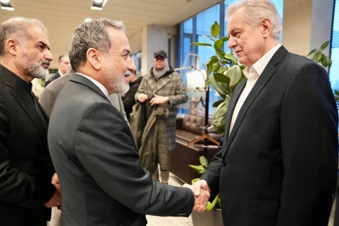 Ngoại trưởng Iran Abbas Araghchi (bên trái) bắt tay quan chức Nga tại sân bay Pulkovo ở St. Petersburg sáng 27/4. Ảnh: IRNA