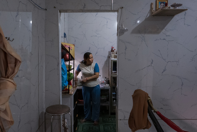 Chồng mất, chị Thu thành lao động chính trong nhà, một mình nuôi hai con. Vì không có giấy tờ tùy thân, chị chỉ có thể làm công việc tay chân, thiếu ổn định. Gia-di-nh-chi-Thu-4-1777283583-3284-1777