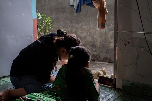 Chồng mất, chị Thu thành lao động chính trong nhà, một mình nuôi hai con. Vì không có giấy tờ tùy thân, chị chỉ có thể làm công việc tay chân, thiếu ổn định. Gia-di-nh-chi-Thu-46-copy-1777-1973-8757