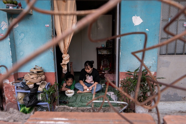 Nếu không có giấy khai sinh, tương lai của Liên và Ly có khả năng sẽ lại rơi vào vòng lặp bấp bênh như của mẹ. Gia-di-nh-chi-Thu-48-177730478-5490-9447