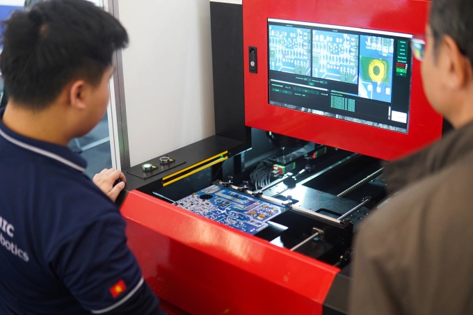 Thiết bị kiểm tra chip bán dẫn, trưng bày tại triển lãm bán dẫn SEMIEXPO Vietnam 2025, tháng 11/2025. Ảnh: Lưu Quý