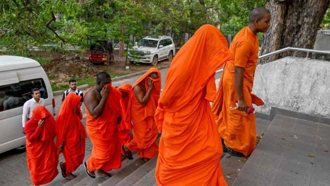 Các nhà sư hầu tòa ở Sri Lanka, ngày 26/4. Ảnh: AFP