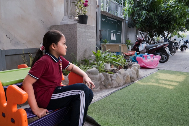 Liên và Ly học lớp 2 tại Trung tâm phát huy Bình Thọ, trong khi bạn bè cùng tuổi đã học lớp 8 và lớp 6. Đây cũng là nơi hai em gắn bó lâu nhất. Sub-2-4-gallery-1777286189-8429-17772870