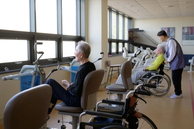 Các cụ già đang được điều trị phục hồi chức năng tại một viện dưỡng lão ở thành phố Goyang, tỉnh Gyeonggi, Hàn Quốc, hồi tháng 10/2025. Ảnh: Korea Times