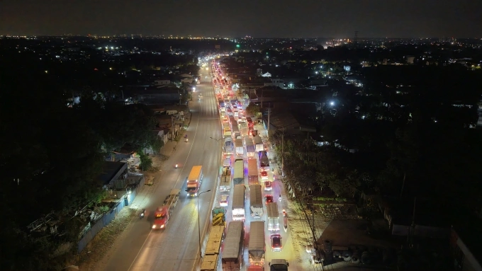 Kẹt xe kéo dài trên quốc lộ 51, ngày 16/4. Ảnh: Phước Tuấn