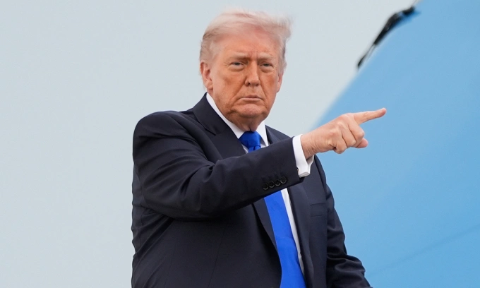 Tổng thống Mỹ Donald Trump trước khi lên chuyên cơ tại căn cứ Andrews, bang Maryland ngày 24/4. Ảnh: AP