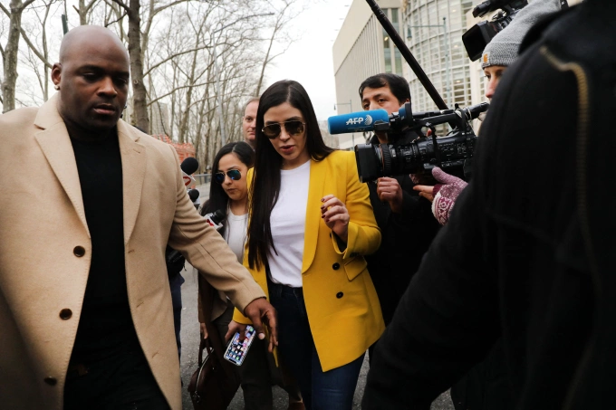 Emma Coronel Aispuro, vợ trùm ma túy Joaquin El Chapo Guzman rời tòa án ở New York tháng 2/2019. Ảnh: AFP