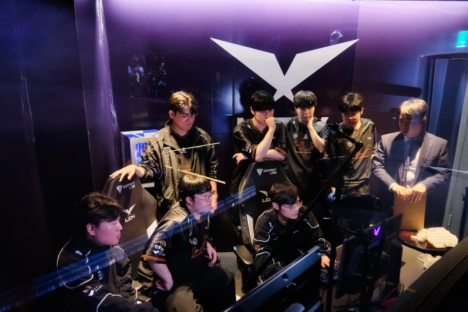 Bất đồng chiến thuật khiến HLE thi đấu kém cỏi tại LCK Cup 2026. Bất đồng chiến thuật khiến HLE thi đấu kém cỏi tại LCK Cup 2026.