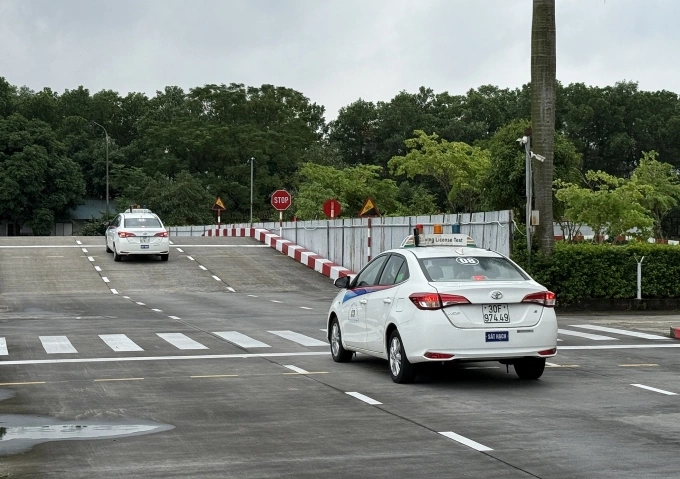 Sát hạch lái xe tại sân Ngọc Hà, Mê Linh, Hà Nội. Ảnh: Viết Tuân
