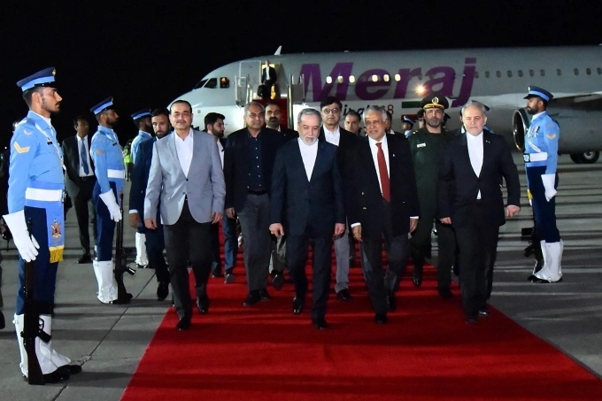 Ngoại trưởng Araghchi (giữa) dẫn đầu phái đoàn tới Islamabad, Pakistan ngày 24/4, nhưng không đàm phán với Mỹ. Ảnh: AFP