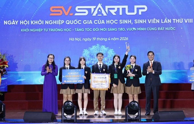 5 học sinh nhận giải nhất tại cuộc thi SV Start Up 2026. Ảnh: MOET