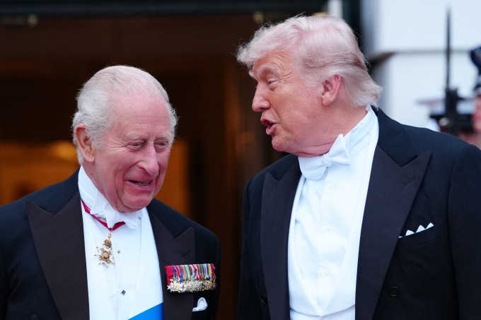 Vua Anh Charles (trái) và Tổng thống Mỹ Donald Trump tại Nhà Trắng ngày 28/4. Ảnh: AFP