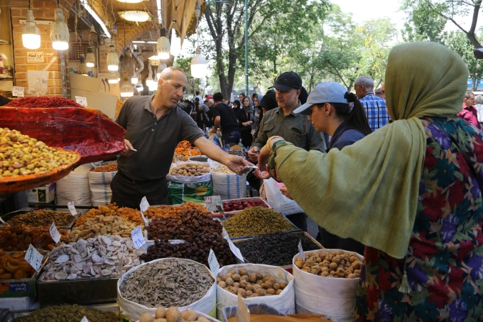 Người dân Iran tại một quầy hàng ở Tehran hôm 28/4. Ảnh: AFP