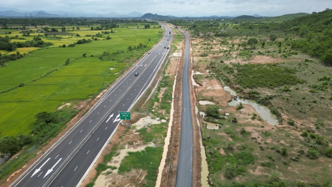 Khu đất rộng 5 ha cả hai bên đường phải và trái được chọn làm nơi xây dựng trạm dừng nghỉ (trạm dừng chân) tại xã Hàm Trí, huyện Hàm Thuận Bắc, tỉnh Bình Thuận trên cao tốc Vĩnh Hảo - Phan Thiết. Ảnh: Việt Quốc