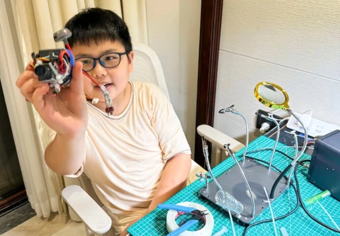 Che Jingang trong lúc chế tạo động cơ. Ảnh: SCMP