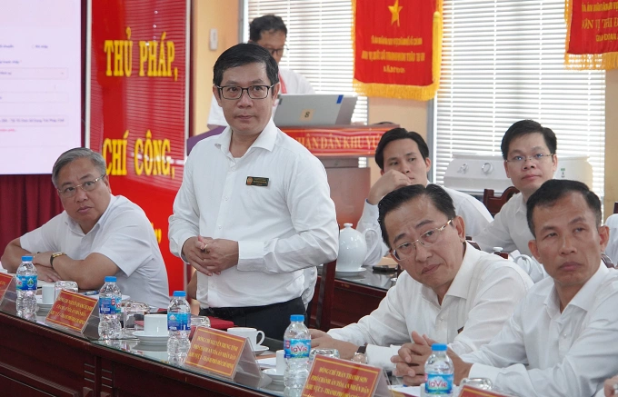 Chánh án TAND Khu vực 1 Nguyễn Quang Huynh báo cáo về mô hình tòa án điện tử đang áp dụng. Ảnh: Quang Trung