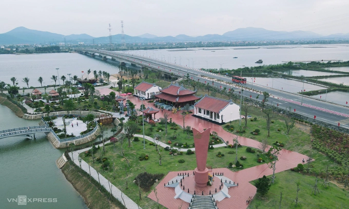 Sông Gianh nay được xây dựng hai cây và khu tưởng niệm ở bờ Bắc. Ảnh: Đắc Thành