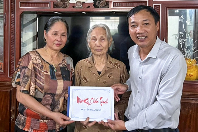 Bà Hoa cùng mẹ Nguyễn Thị Lục và anh Lê Viết Dũng, trong một cuộc hội ngộ năm 2024. Ngoài cuốn nhật ký được nhà chức trách trao, bà Hoa còn tự đánh máy thêm một bản để lưu giữ. Ảnh: Đức Hùng
