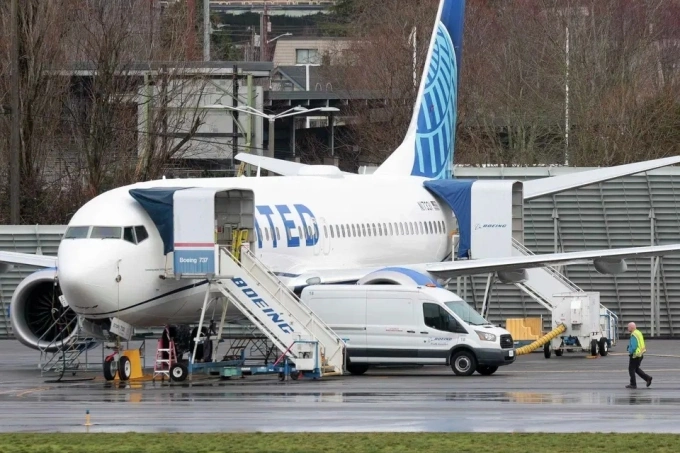 Chiếc Boeing 737 MAX 8 của hãng United Airlines đỗ tại Sân bay Đô thị Renton cạnh nhà máy của Boeing ở Renton, Washington, ngày 25/1/2024. Ảnh: AFP