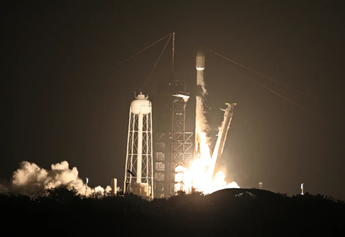 Tên lửa Falcon 9 mang theo tàu đổ bộ Mặt Trăng tư nhân Blue Ghost cất cánh từ Trung tâm vũ trụ Kennedy ngày 15/1/2025. Ảnh: AFP