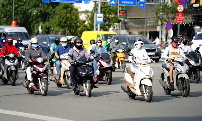 Người dân di chuyển bằng xe máy trên một tuyến đường ở TP HCM. Ảnh: Thành Nhạn