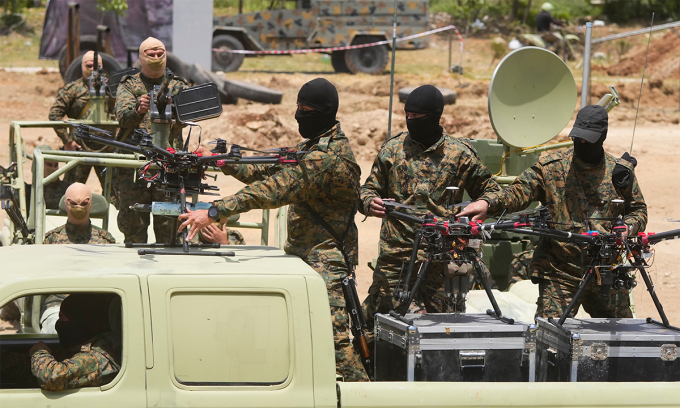 Thành viên Hezbollah diễu hành với xe chở drone tại miền nam Lebanon tháng 5/2023. Ảnh: AP
