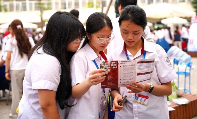 Học sinh trường THPT Xuân Phương đọc thông tin tuyển sinh của AJC, tháng 4/2026. Ảnh: AJC