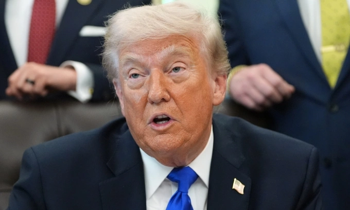 Tổng thống Donald Trump tại Phòng Bầu dục, Nhà Trắng, ngày 30/4. Ảnh: AP