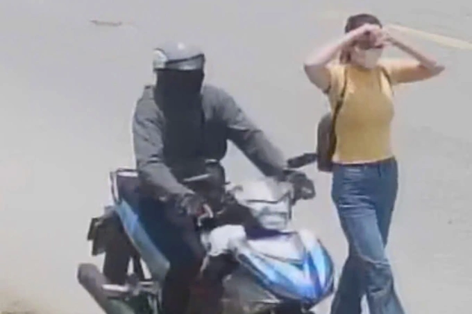 Camera an ninh ghi lại cảnh hai nghi phạm xuất hiện gần hiện trường, trước thời điểm xảy ra vụ cướp. Ảnh: Công an cung cấp