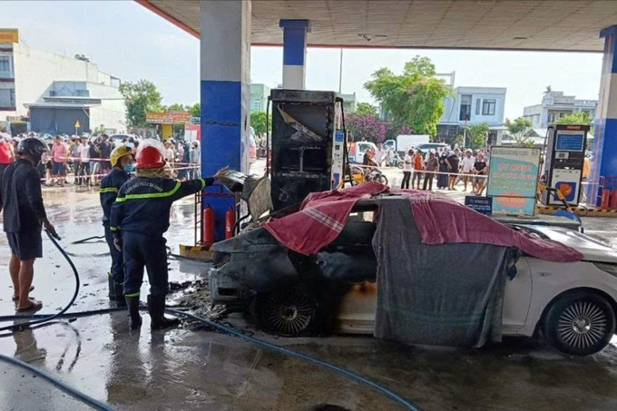 Ngọn lửa được khống chế nhưng hai nạn nhân ngồi phía sau đã tử nạn. Ảnh: Nam Đệ