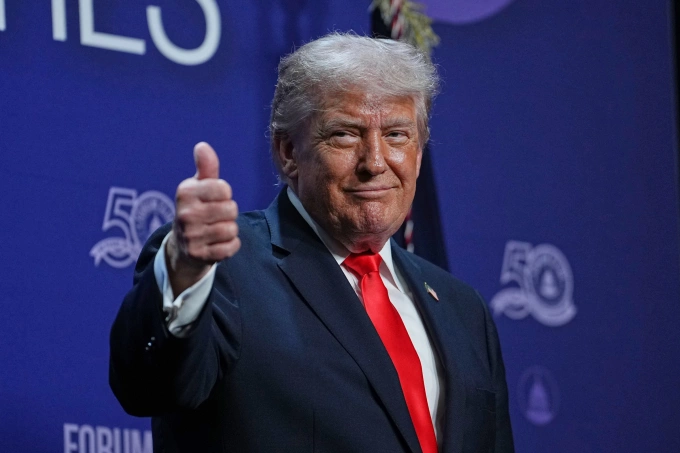 Tổng thống Donald Trump tại Trung tâm Nghệ thuật Biểu diễn Raymond F. Kravis ở West Palm Beach, bang Florida, hôm 1/5. Ảnh: AP