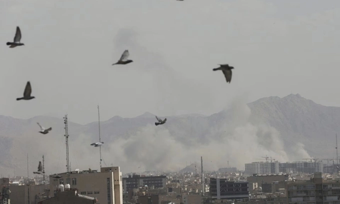 Khói mù bốc lên sau một cuộc tập kích của Mỹ - Israel vào thủ đô Tehran, Iran, ngày 28/2. Ảnh: Reuters