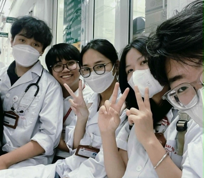 Từ trái qua: nhóm sinh viên Phạm Hoàng Thanh, Nguyễn Trọng Tấn, Nguyễn Minh Phương, Nguyễn Nhị Bắc, Hoàng Huy Anh thực hiện nghiên cứu về ung thư dạ dày. Ảnh: Nhân vật cung cấp