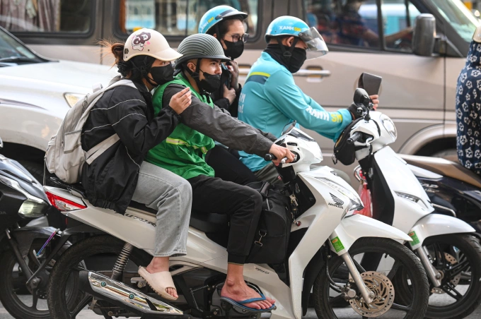 Xe máy kinh doanh vận chuyển hành khách chạy trên vành đai 3 Hà Nội, đoạn từ bến xe Mỹ Đình đến hầm chui Lê Văn Lương, chiều 29/4. Ảnh: Thế Bằng