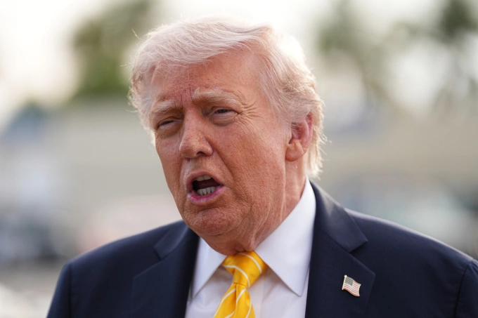 Tổng thống Donald Trump tại sân bay quốc tế Palm Beach ở bang Florida ngày 2/5. Ảnh: AP