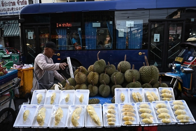 Ông Wong Jaidee bán sầu riêng trên đường phố gần khu Chinatown hôm 29/4. Ảnh: AFP