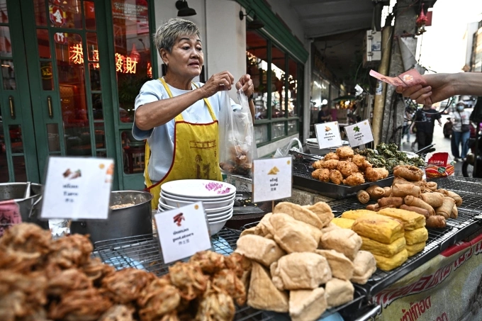 Bà Thitisakulthip Sang-uamsap bán rau viên chiên gần khu Chinatown hôm 29/4. Ảnh: AFP