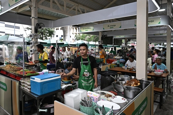 Người bán hàng trong khu ăn uống tập trung gần công viên Lumphini hôm 30/4. Ảnh: AFP