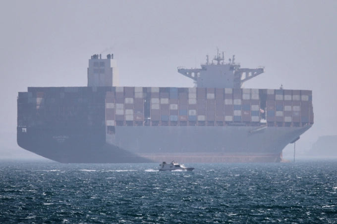 Một tàu container đang neo ở khu vực ngoài khơi thành phố Bandar Abbas, miền nam Iran ngày 2/5. Ảnh: AP